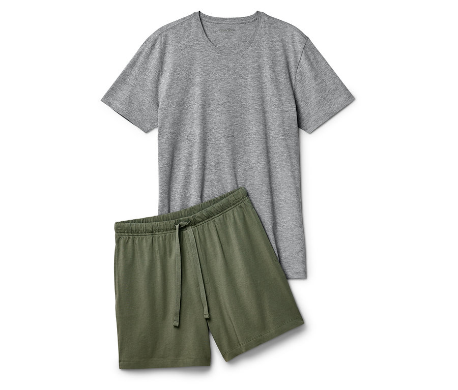 Ein graues T-Shirt und eine grüne, kurze Hose liegen auf einem weißen Hintergrund.