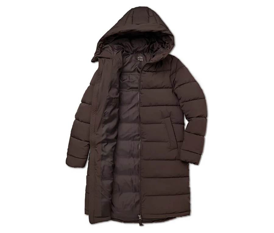 Geöffnete, lange, braune Daunenjacke mit Kapuze liegt auf dem Rücken.