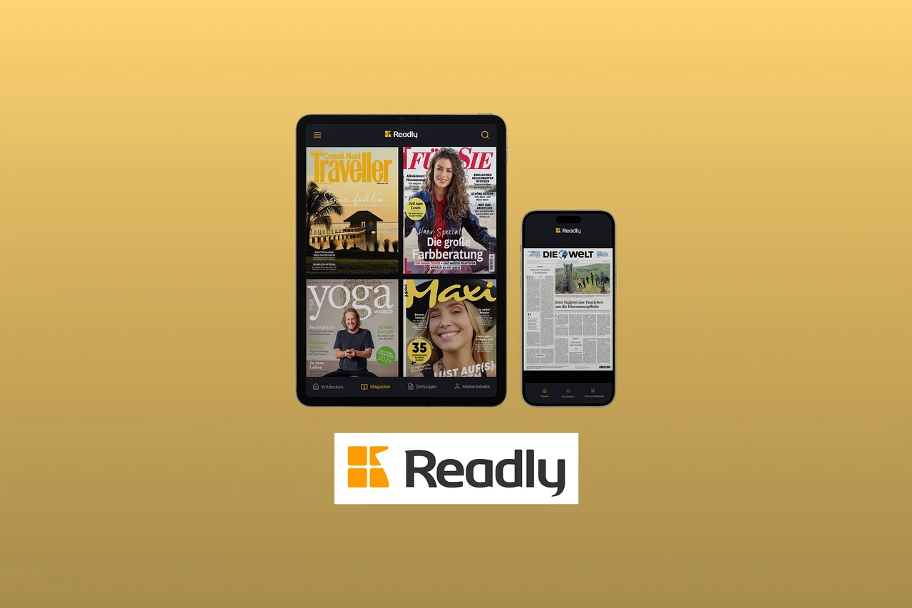 Auf einem Tablet und Smartphone werden verschiedene Zeitschriften-Cover in der Readly-App angezeigt. Darunter sind "Traveller", "Yoga" und "Die Welt".