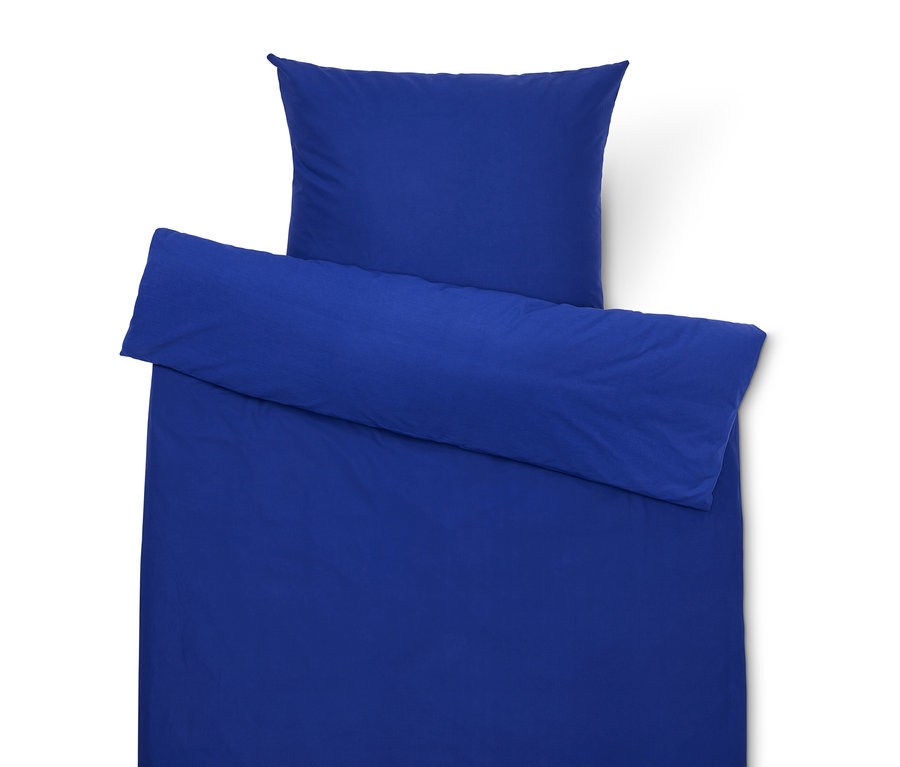 Blaues Bettwäsche-Set, bestehend aus einem Kissenbezug und einem Bettbezug.