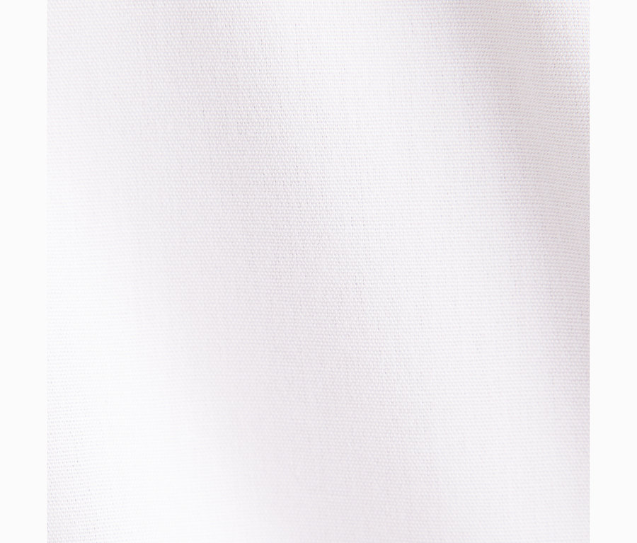 Nahaufnahme der weißen Stofftextur einer Seidensticker Bluse Slim Fit non iron.