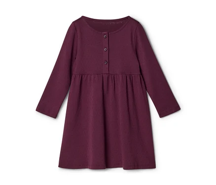 Ein dunkelrotes Langarmkleid mit Rundhalsausschnitt, drei Knöpfen vorne und einem gerafften Bund. Der Stoff hat ein dezentes strukturiertes Muster.