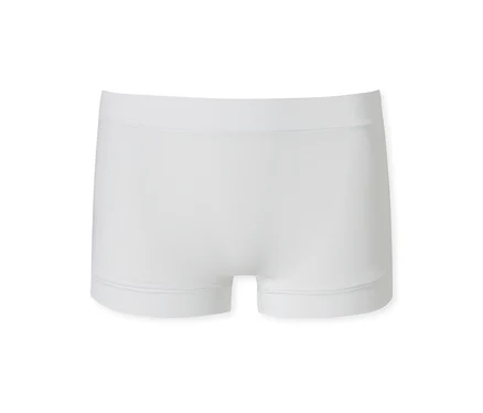 Weiße Boxershorts mit glatter, nahtloser Optik und flachem Gummibund, flach auf weißem Hintergrund liegend.