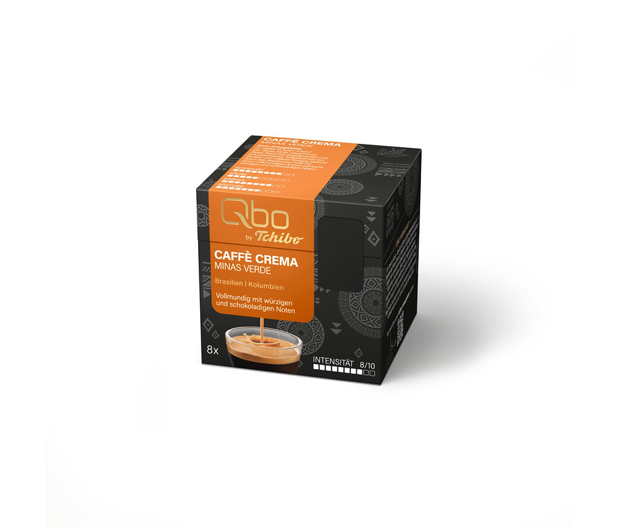 Schwarze Verpackung der Qbo Caffè MINAS VERDE Kaffeekapseln mit orangefarbenem Etikett, das den Namen, Herkunft, Geschmacksnoten und 8 Kapseln zeigt, sowie Kaffee, der in eine Tasse gegossen wird.