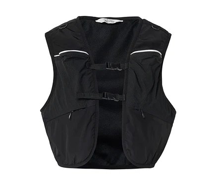 Schwarze Laufweste mit Taschen und Schnallen.