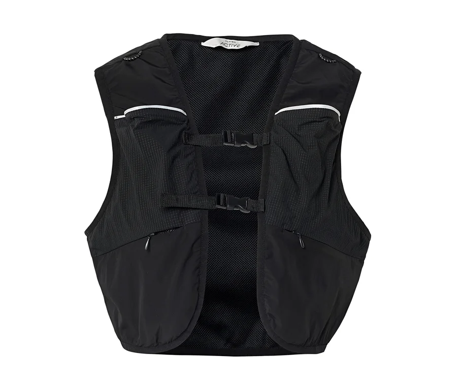 Schwarze Laufweste mit Taschen und Schnallen.