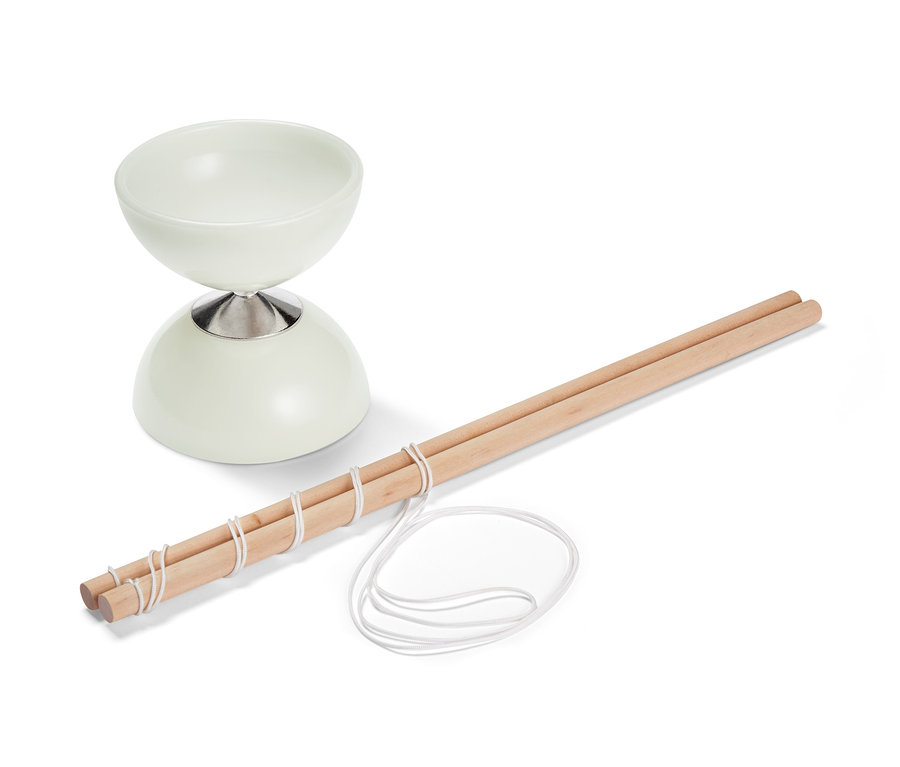 Weißes Diabolo »Glow in the dark« mit Holzstäben und Schnur.