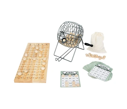 Ein small foot Bingo-Spielset mit einem Metallkäfig voller Holzkugeln, einem Holzbrett mit Zahlen, grünen Bingokarten, Holzmarkern und einem Stoffbeutel.