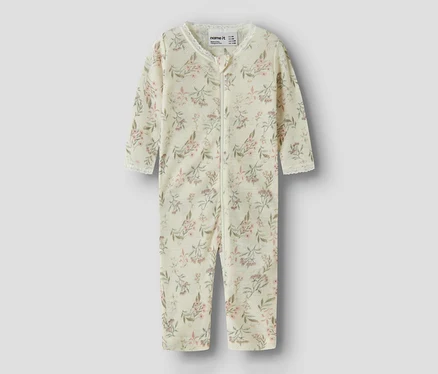 Cremefarbener Baby-Overall mit rosa-grünem Blumenmuster, durchgehendem Reißverschluss und weißer Spitzenborte an Kragen und Ärmelbündchen.