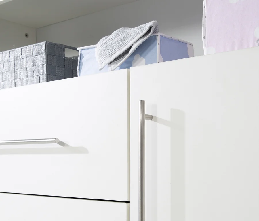 Detail eines weißen 3-türigen Schranks aus dem roba Kinderzimmer-Set »Maren« mit Aufbewahrungsboxen oben.
