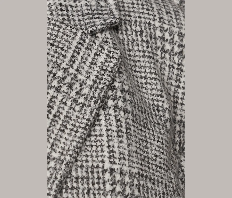 Nahaufnahme eines Street One Blazers mit grau-weißem Hahnentrittmuster und Revers.