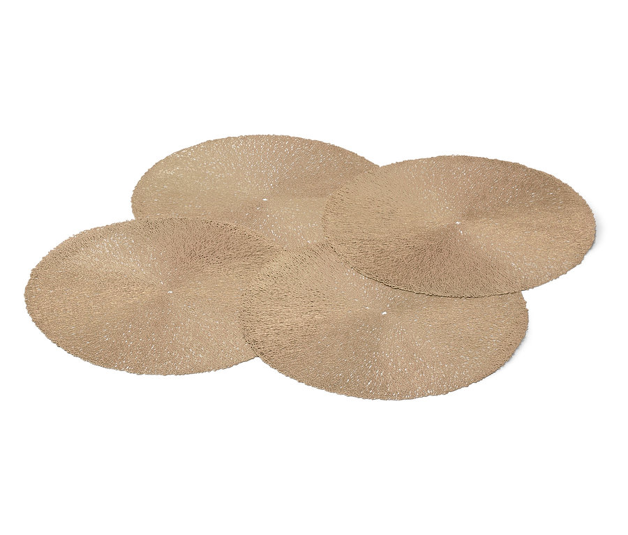Vier runde Tischsets mit Textur in Beige-Tönen auf weißem Hintergrund.