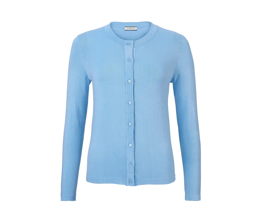 Hellblaue Feinstrickjacke mit Knöpfen vorne.