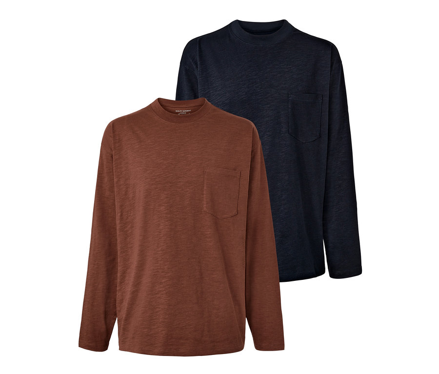 Zwei Langarmshirts mit Baumwolle aus nachhaltigen Quellen, eines in Braun und eines in Dunkelblau.