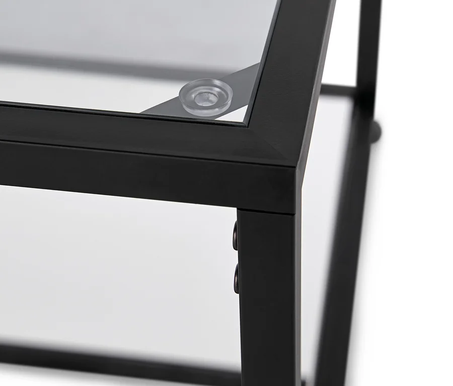 Detailansicht eines Couchtischs mit Glasplatte.