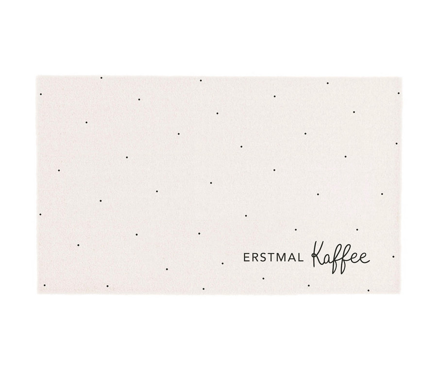 Beige waschbare Matte mit schwarzen Punkten und dem Schriftzug "Erstmal Kaffee".