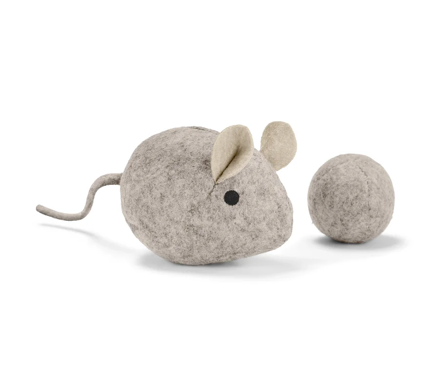 Katzenspielzeug-Set: Graue Stoffmaus und Ball liegen auf weißem Grund.