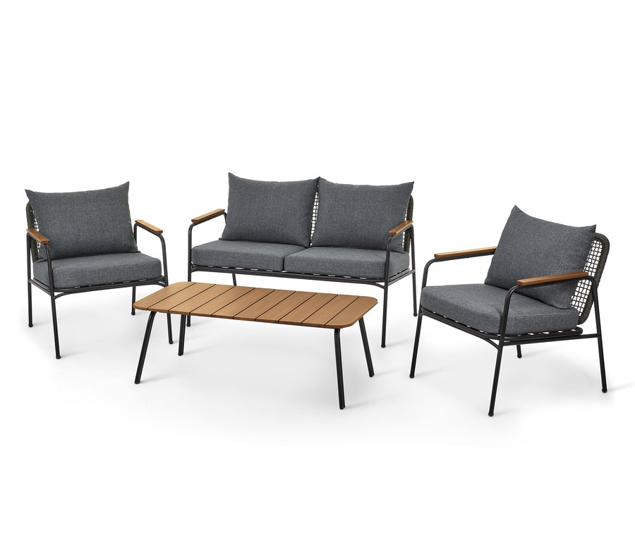 Zwei graue Gartensessel und ein Sofa mit Tisch. Design-Gartensofa-Set.