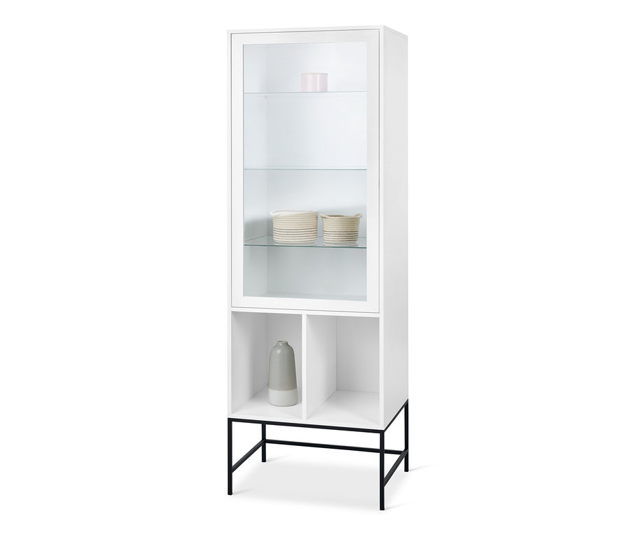 Weiße Vitrine mit schwarzen Metallbeinen, Glasböden und einer Vase.
