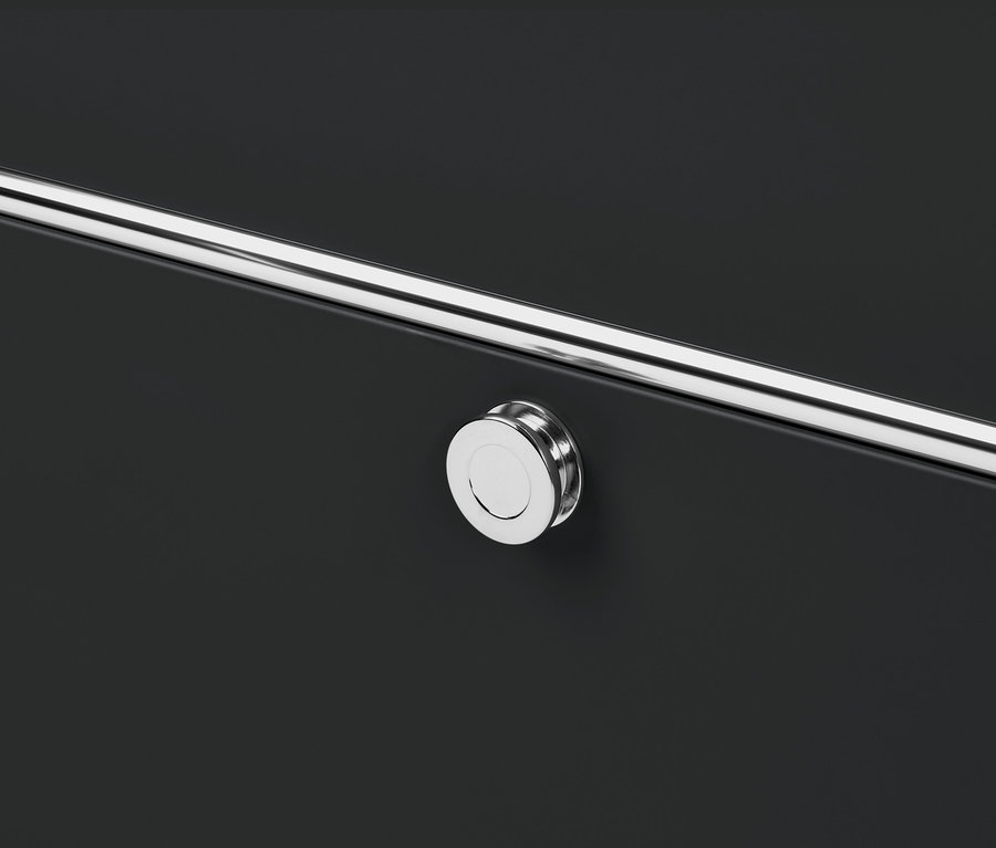 Detailansicht eines schwarzen Sideboards »CN3« mit vier Klappen, mit einem verchromten Griff und einem runden Knopf.