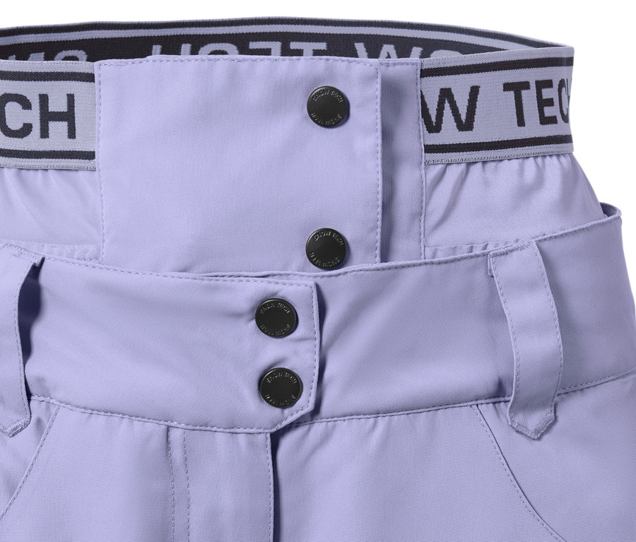Detail einer fliederfarbenen Ski- und Snowboardhose mit Knopfverschluss und schwarzem Bund.