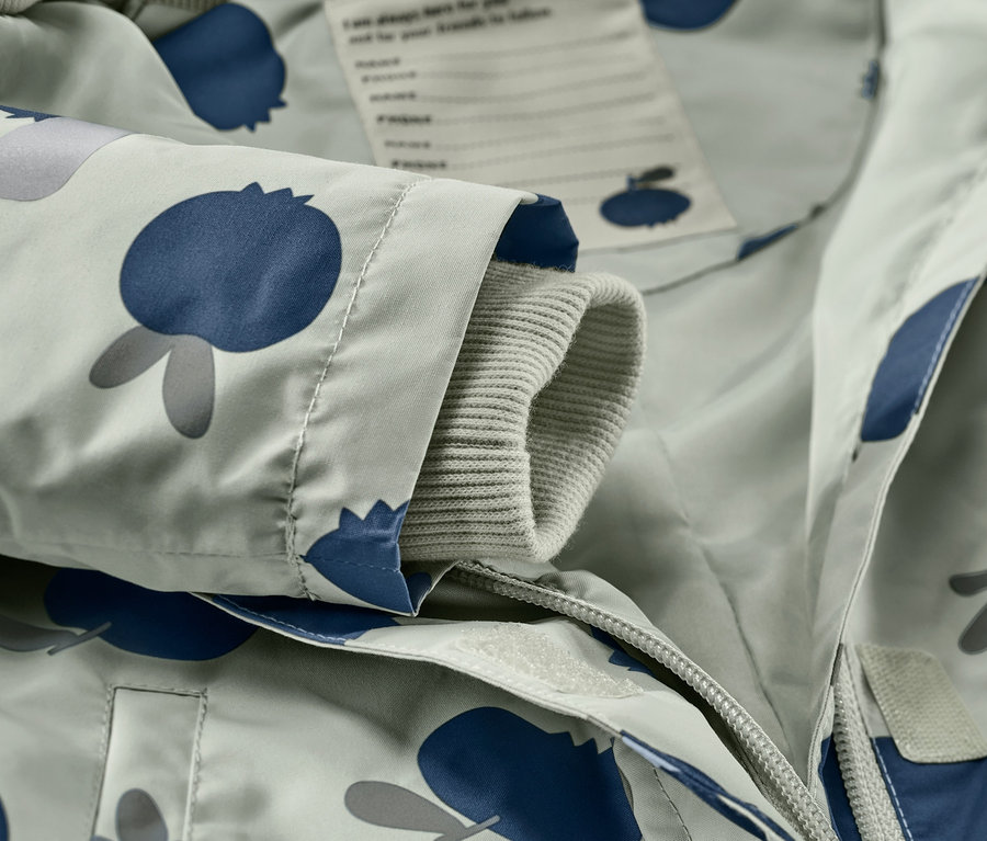 Detailansicht eines Kleinkind-Regen-Einteilers mit Heidelbeermuster.