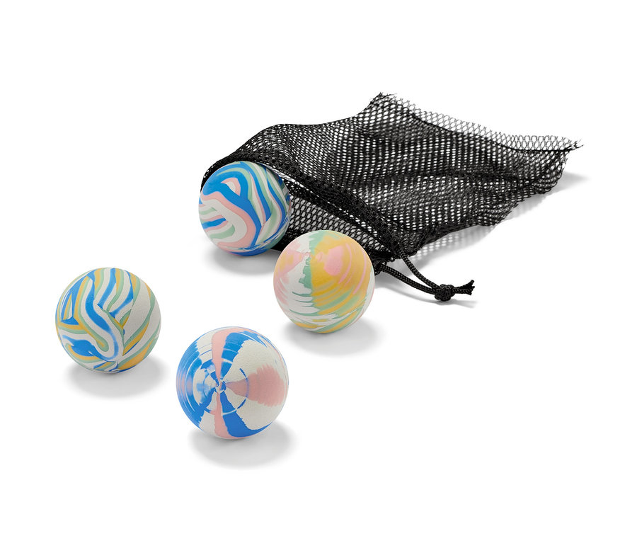 Flummi-Set mit schwarzem Netzbeutel.