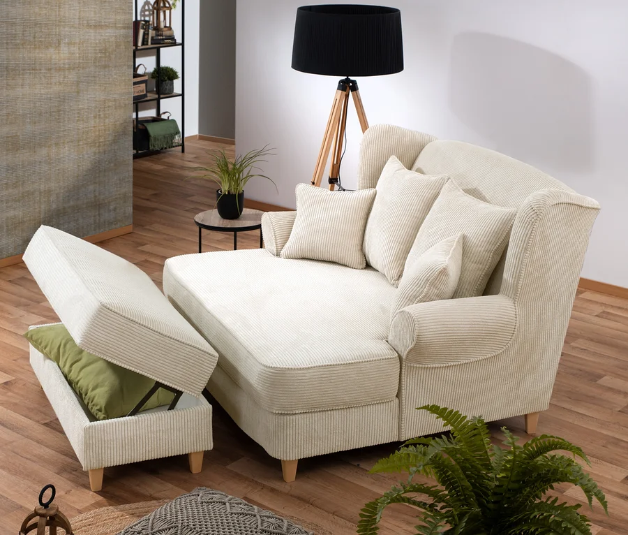 Beige aufklappbare Hockerbank mit Stauraum und XXL-Ohrensessel »Harvard« aus Cordstoff im Wohnzimmer.