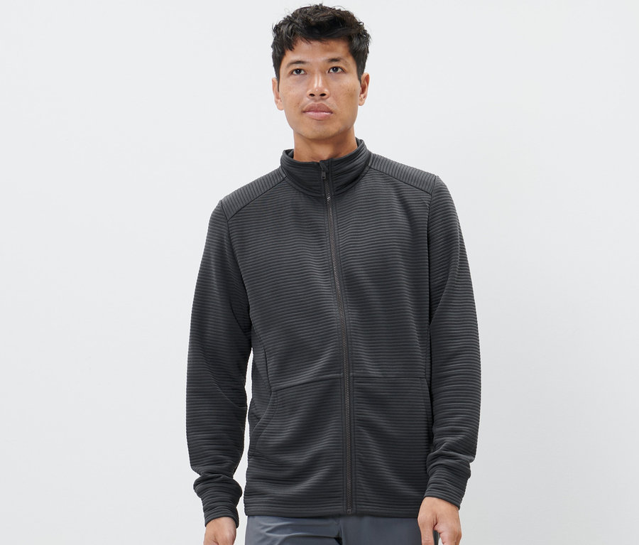 Mann trägt eine anthrazitfarbene Funktionsjacke.