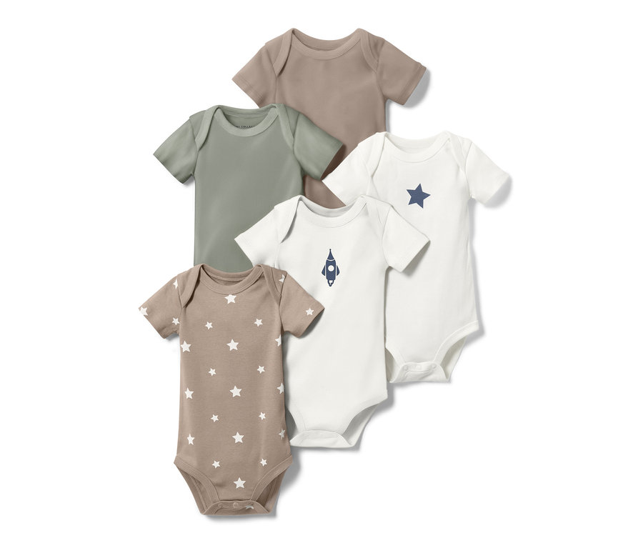 Fünf kurzärmelige Babybodys in Braun-, Grün- und Weißtönen mit Stern- und Raketenmotiven.
