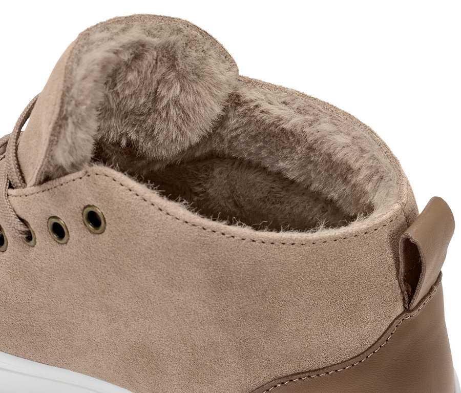 Detailaufnahme eines gefütterten Veloursleder-Sneakers.