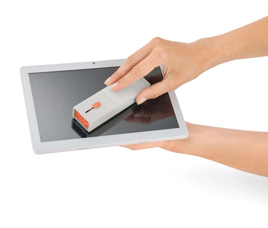 Frau reinigt Tablet-Bildschirm mit 4-in-1-Schreibtisch-Reinigungs-Set.