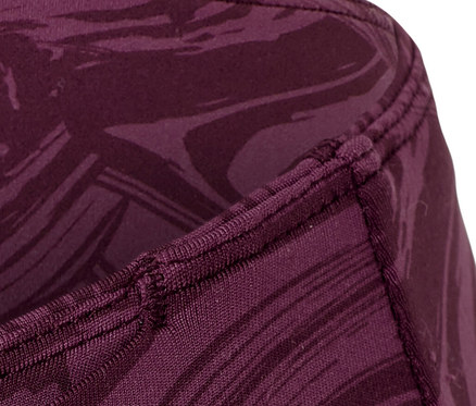 Detail einer 7/8-Sporttight mit Marmormuster.