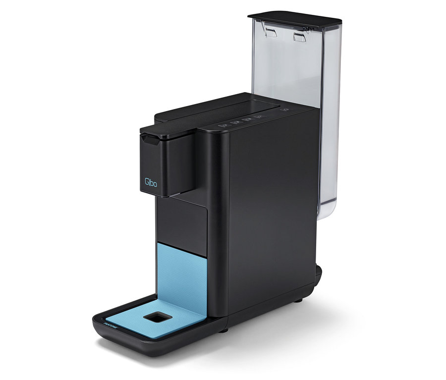 Schwarze Qbo ICONIC x Pantone Special Edition Sky Blue Kaffeemaschine.