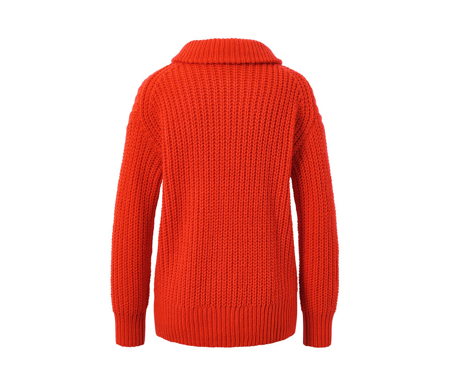 Detailansicht der Rückseite eines orangefarbenen Grobstrick-Troyers.