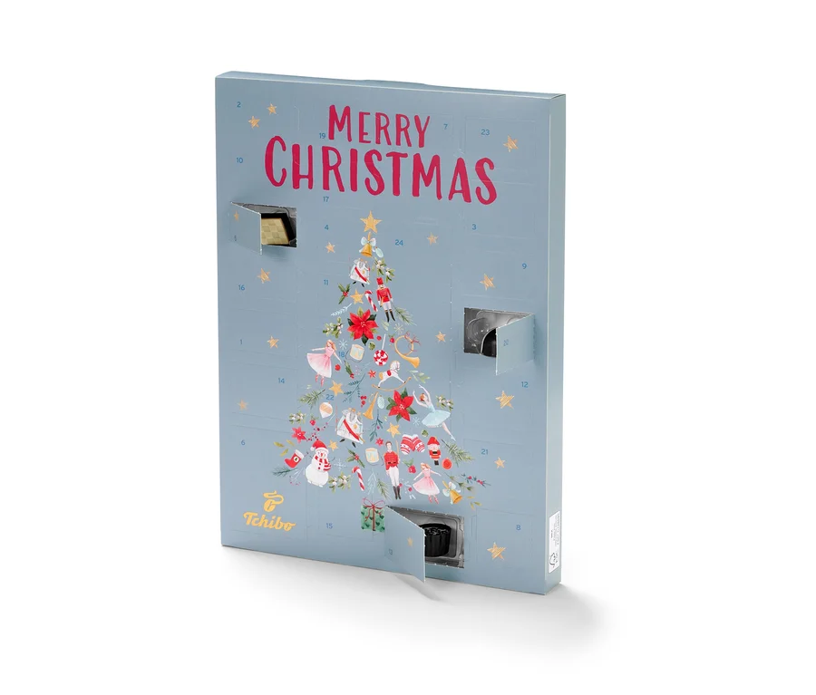 Blauer Tchibo Adventskalender mit Weihnachtsbaum-Motiv und geöffneten Türchen.