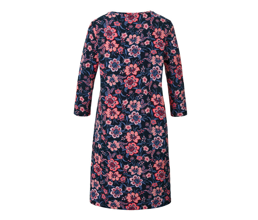 Detailansicht eines Nachthemds mit dunkelblauem Blumenmuster.