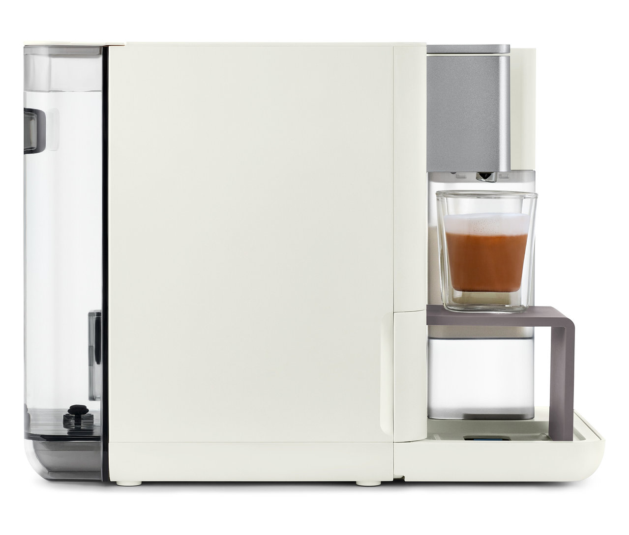 Detailansicht der Qbo MILK MASTER White Cashmere Kaffeemaschine mit einer Tasse Kaffee.