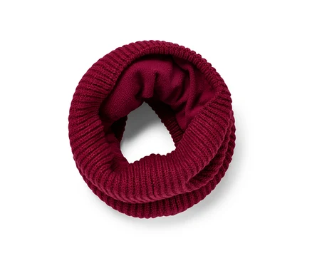 Ein roter Strickschlauchschal.