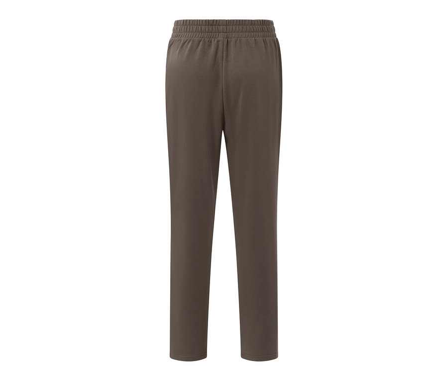 Eine braune Joggpants liegt horizontal auf einem weißen Hintergrund.