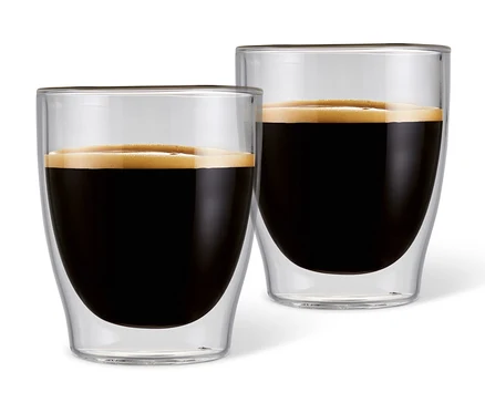 Zwei doppelwandige Espressogläser gefüllt mit Kaffee.