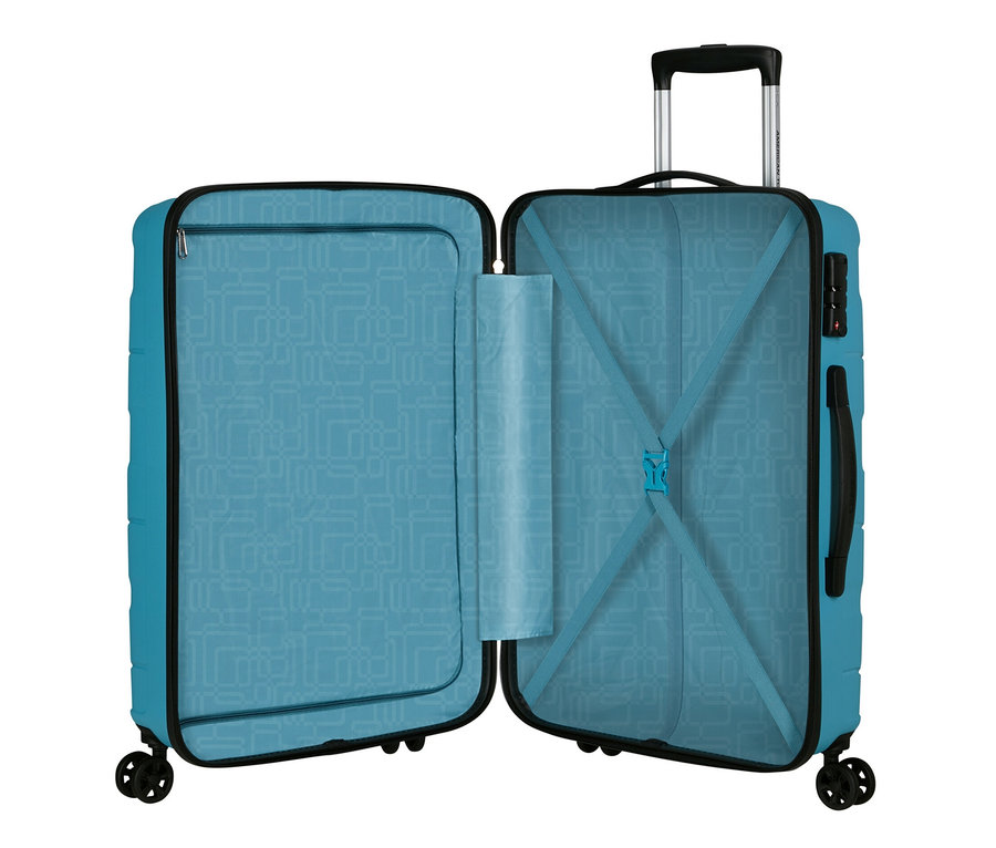 Geöffneter mittelgroßer, hellblauer American Tourister Jetdriver 3.0 Koffer.