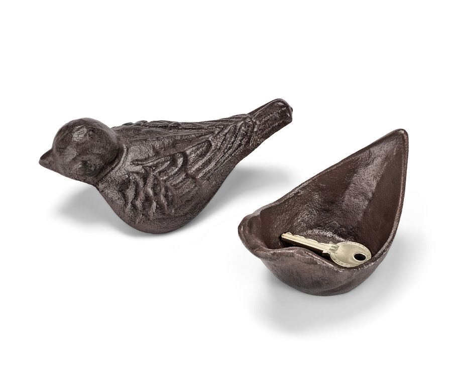 Ein braunes Schlüsselversteck in Form eines Vogels und einer Schale, in der sich ein Schlüssel befindet.
