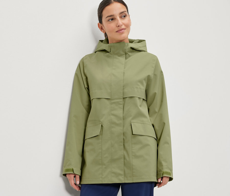 Frau trägt eine Regenjacke.