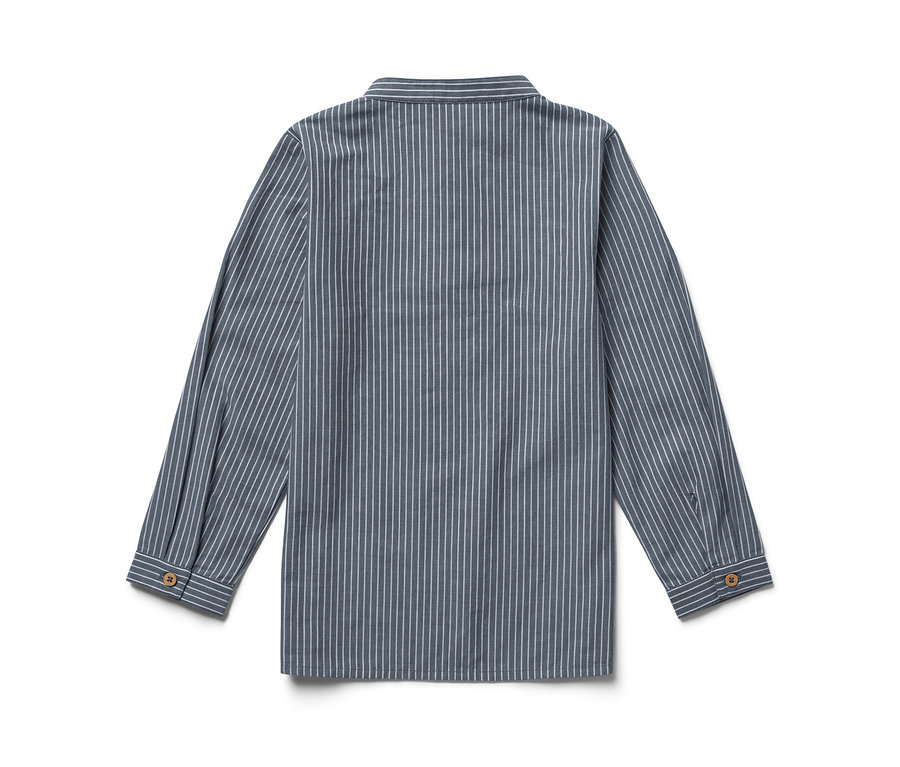 Blau gestreiftes Kinderhemd mit langen Ärmeln.