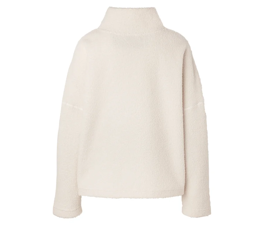 Detailansicht eines cremefarbenen Fleecepullovers mit hohem Kragen.