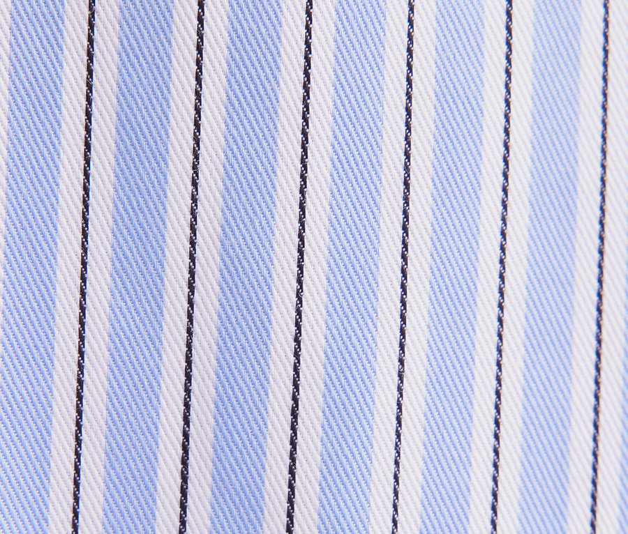 Detailaufnahme eines Stoffes mit blauen, weißen und schwarzen Streifen.