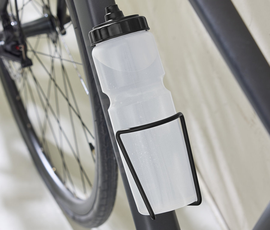 Detailaufnahme eines Fahrrads mit Fahrrad-Flaschenhalterung inkl. Flasche.