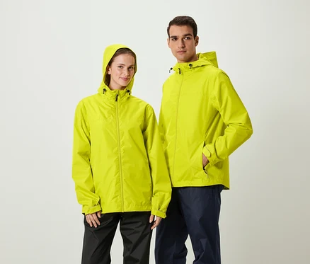 Ein Mann und eine Frau stehen nebeneinander und tragen gelbe Regenjacken mit Kapuze.