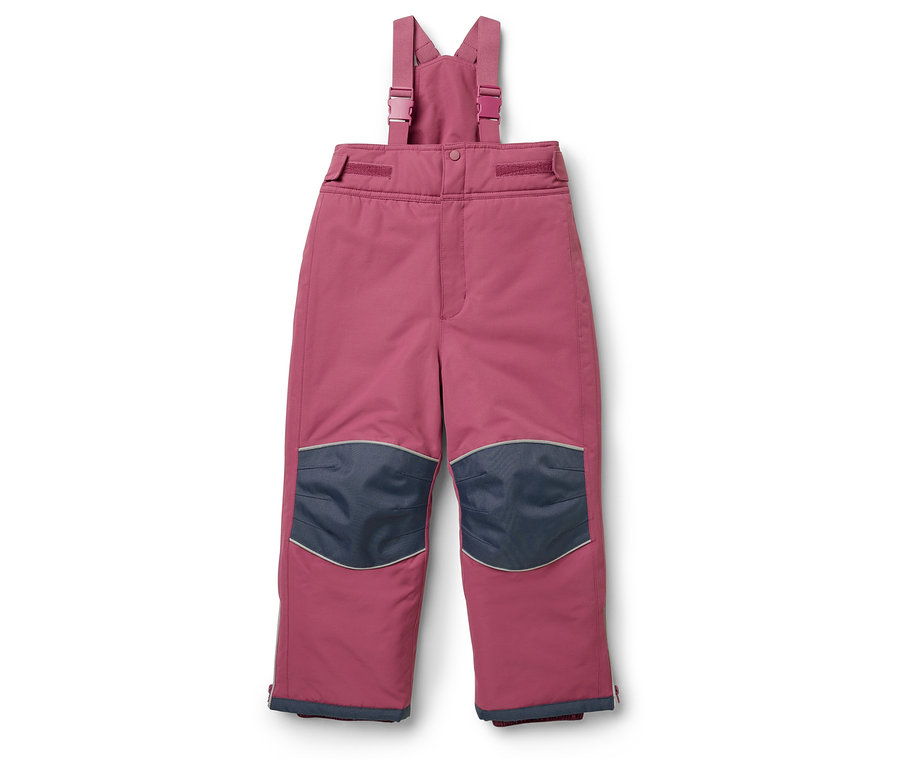 Rosa Skihose mit Hosenträgern und dunkelblauen Knieflicken.